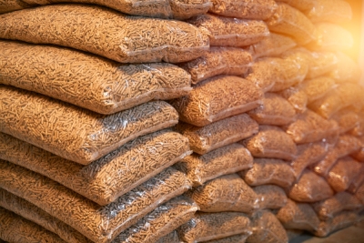 Sacs de pellets empilés les uns sur les autres