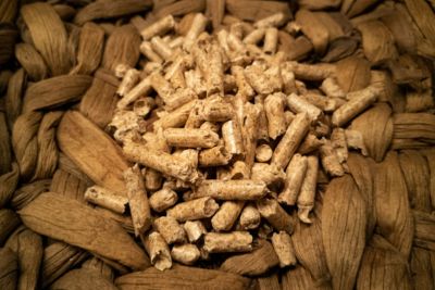 Tas de pellets de bonne qualité prêts à être utilisés comme combustible.