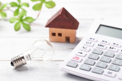 Personne calculant son budget énergie du mois.