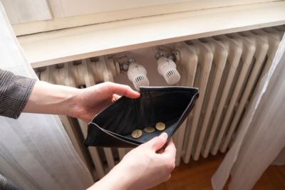Personne se plaignant des prix de l'énergie et du mazout avant de passer commande.