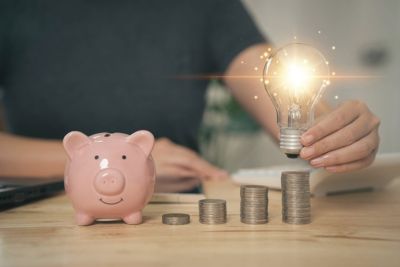 Personne réduisant ses factures d'énergie.