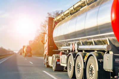 Distributeur local amenant du mazout par camion chez un client.