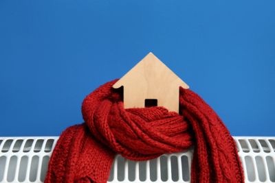 Personne se chauffant au mazout dans sa maison.