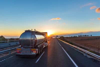 Fournisseur livrant du mazout synthétique en camion chez un client.