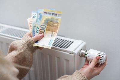 Personne paiement ses factures de chauffage en mensualités.