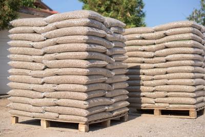 Pile de pellets en sacs.